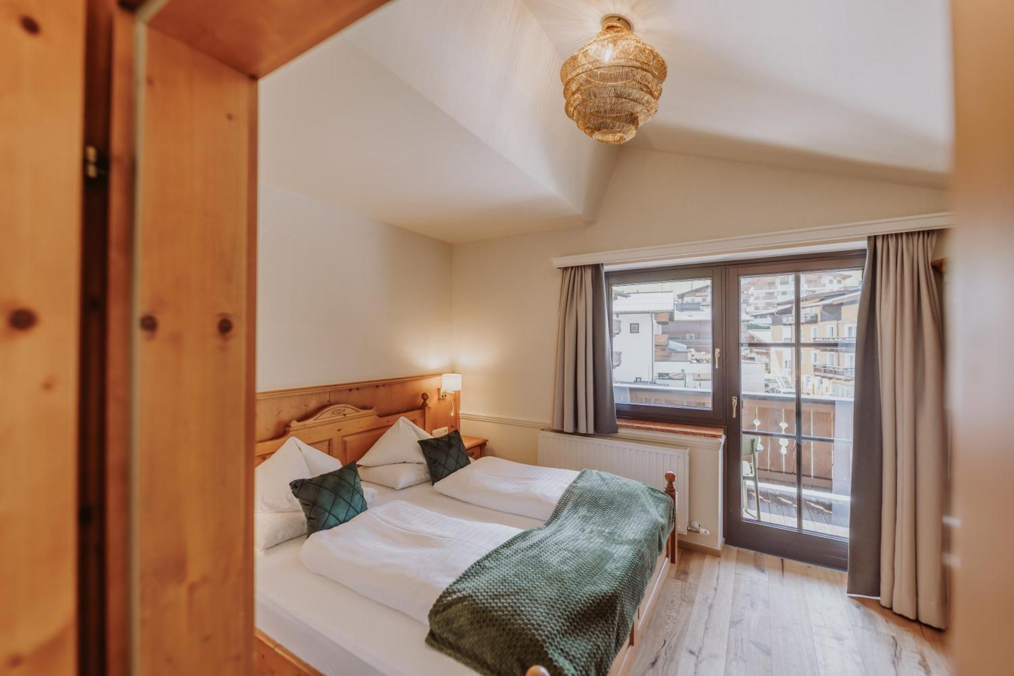 Hotel Gluecksschmiede - Hinterglemm ザールバッハ・ヒンターグレム エクステリア 写真